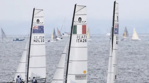 库里三分球百发百中，豪取30分10助攻，勇士横扫76人重返西部第九宝座。